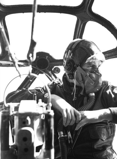 Artillero en el morro de un B-17 durante un entrenamiento en MacDill Field en la Segunda Guerra Mundial. de Volkmar Wentzel