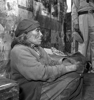 Anciana en Tierra del Fuego, indígenas fueguinos alias yaganes de Volkmar Wentzel