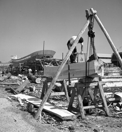Artesanos portugueses construyen una barca de pesca con madera y una sierra tronzadora de Volkmar Wentzel