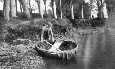 Lanzamiento de una coracle en el río Boyne, Condado de Meath, Irlanda de WA Green