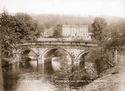 Casa Chatsworth y el puente sobre el río Derwent, Derbyshire de WR and S