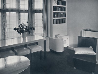 Renovart Ltd: Un apartamento de una habitación con un rincón útil que incluye un reloj eléctrico de W. Dennis Moss
