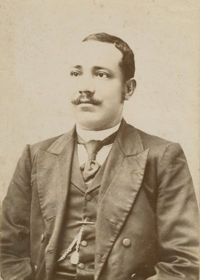 Fotografía de un hombre con traje oscuro y reloj de bolsillo en el chaleco, 1886-1900 de W. M. Hubbard