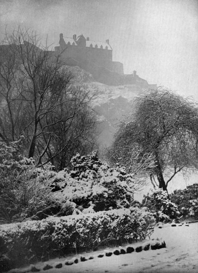 Castillo de Edimburgo en la nieve, desde los Jardines de Princes Street, Escocia, 1924-1926 de W. Reid