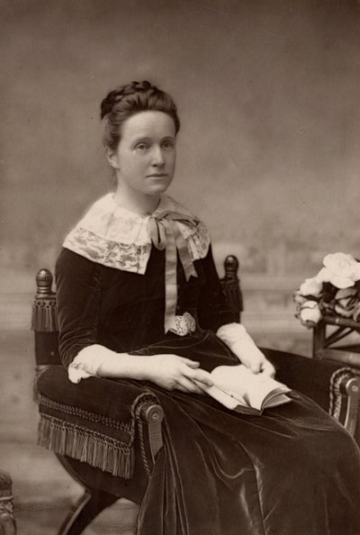 "Millicent Fawcett (nacida Garrett - 1947-1929) Feminista inglesa, durante 50 años líder del movimiento por el sufragio femenino. Hermana de la médica pionera Elizabeth Garrett Anderson; esposa de Henry Fawcett, el político radical ciego (woodburytype de W. and D. (after) Downey
