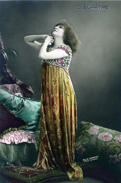Henriette Rosine Bernard alias Sarah Bernhardt (1844-1923) como “Cleopatra”, obra de Victorian Sardou de W. and D. Downey