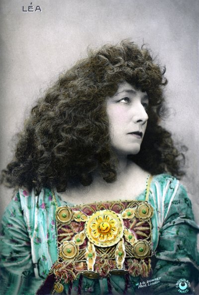 Henriette Rosine Bernard alias Sarah Bernhardt (1844-1923) en el papel de Léa (foto) de W. and D. Downey