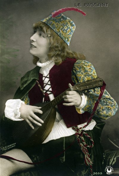 Henriette Rosine Bernard alias Sarah Bernhardt (1844-1923), en el papel de trovador Zanetto, tocando el laúd en la obra de François Coppée "Le passer" de W. and D. Downey