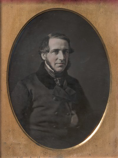 Hombre de mediana edad con barba de correa, mano metida dentro de la chaqueta abotonada, 1840s-50s de W. and F. Langenheim