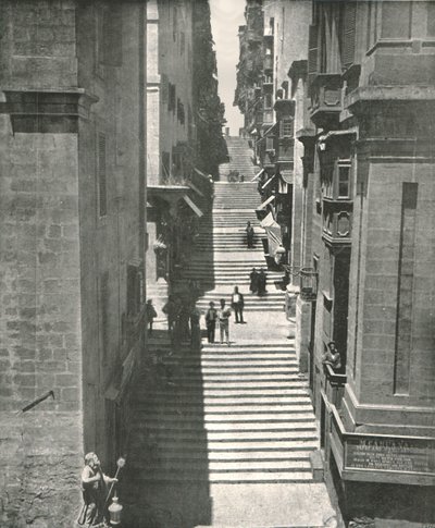 Una calle empinada en La Valeta, Malta, 1895 de W and S Ltd