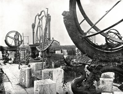 Algunos instrumentos en la cima del observatorio, Pekín, China, 1895 de W and S Ltd
