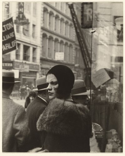 Chica en Fulton Street, Nueva York de Walker Evans
