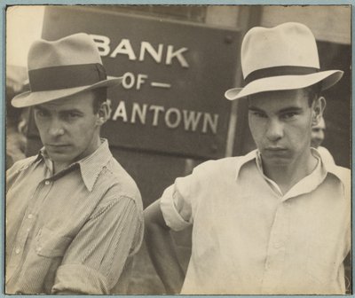 Main Street Faces / Escena callejera, Morgantown, Virginia Occidental de Walker Evans