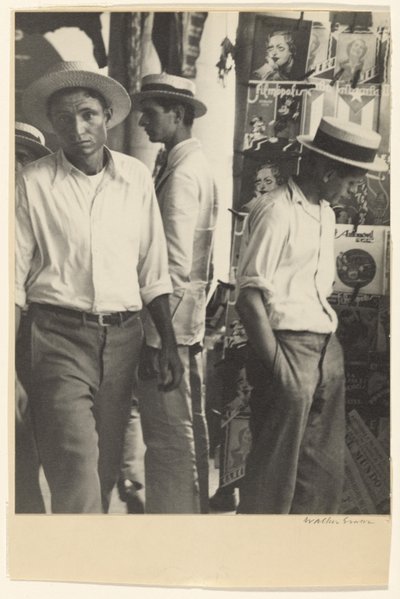 Gente en el quiosco de lustrabotas del centro de La Habana de Walker Evans
