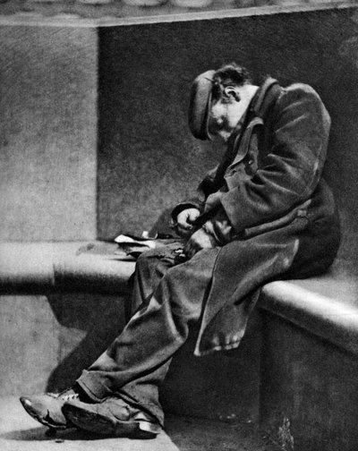Un hombre durmiendo en el puente de Blackfriars, Londres, 1926-1927 de Walter Benington