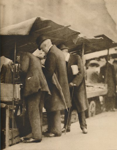 En uno de los puestos de libros del Mercado de Farringdon Road, c1935 de Walter Benington