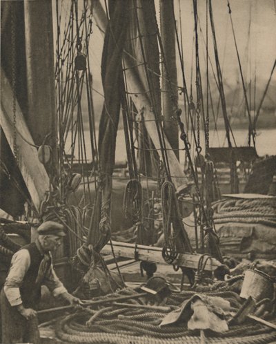 Al pie del mástil en una barcaza del Támesis, c1935 de Walter Benington