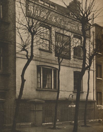 En el letrero de la vieja campana en el cementerio de la iglesia de St. Brides, c1935 de Walter Benington