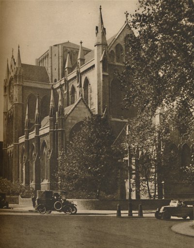 Catedral de Bloomsbury: La Iglesia Católica Apostólica en Gordon Square, c. 1935 de Walter Benington