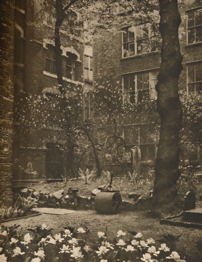 El cementerio vacío de lo que fue All Hallows Staining, c. 1935 de Walter Benington