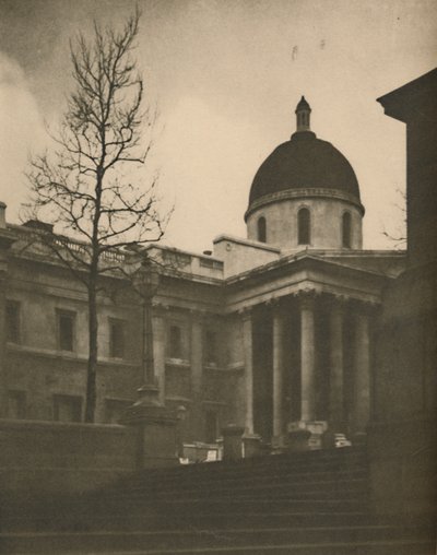La Galería Nacional desde los escalones de la terraza de Trafalgar Square de Walter Benington