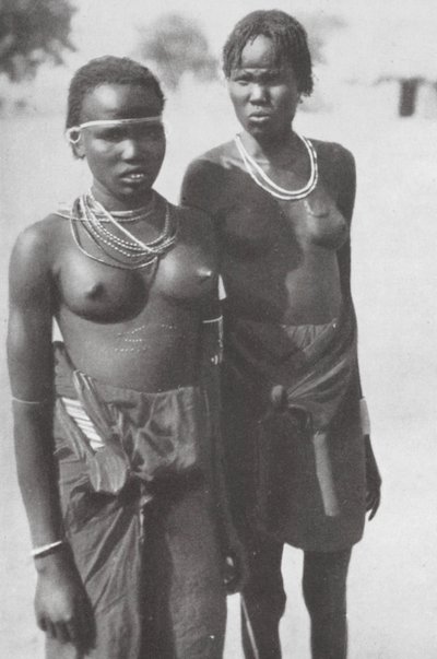 Niña nativa de África Central (foto b/n) de Walter Mittelholzer