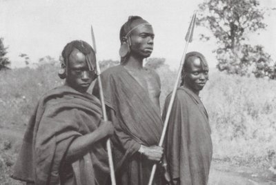 Kikuyus del África Oriental Británica (foto b/n) de Walter Mittelholzer