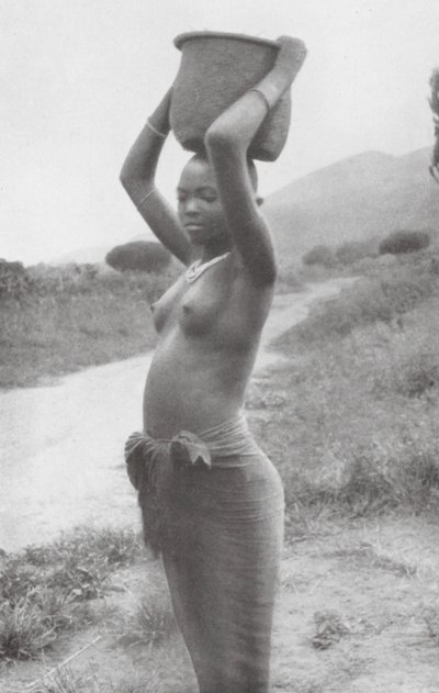 Aguador del norte de África Oriental (foto b/n) de Walter Mittelholzer