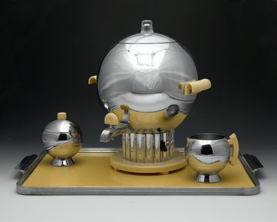 Urna de café, "Patrón Coronet", Modelo No. 90121, fabricado por Chase Brass & Copper Co. Inc. de Walter von Nessen