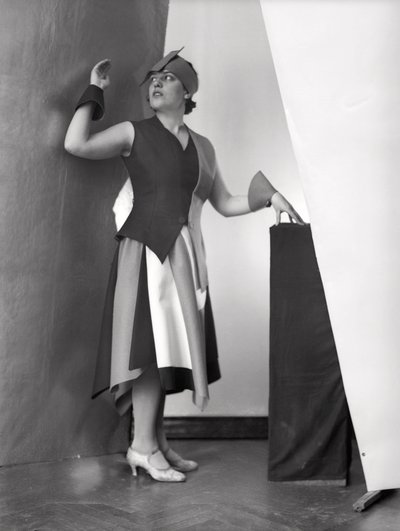 Retrato de Anita Pittoni con un vestido diseñado por el pintor Marcello Clarion, c.1930 (foto b/n) de Wanda Wulz