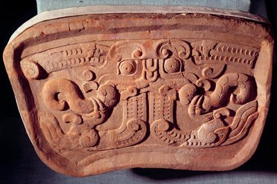 Modelo original de máscara Taotie en terracota. Taotie es uno de los 9 dragones de la mitología china. Realizado en la era de los reinos combatientes (475-221 a.C.), China de Warring States period Chinese School