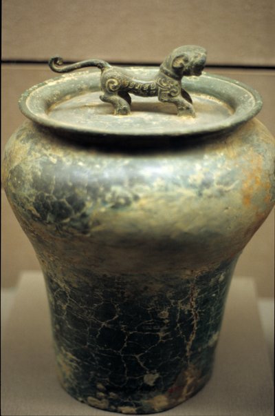Jarrón de vino en forma de jarra, coronado por un tigre de Western Zhou Dynasty Chinese School