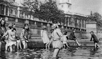 Niños chapoteando en las fuentes de Trafalgar Square, Londres, 1926-1927 de Whiffin