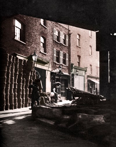 Cestas de frutas apiladas contra casas en Borough Market, Londres de Whiffin