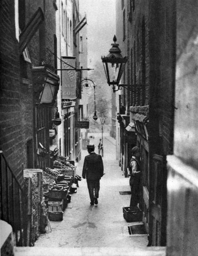 George Court, un callejón que conduce al Teatro Adelphi desde el Strand, Londres, 1926-1927 de Whiffin