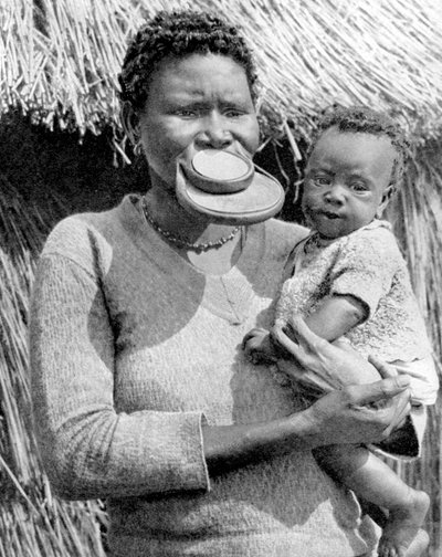 Una mujer de la tribu Sara-Kaba, República del Congo, África, 1936 de Wide World Photos