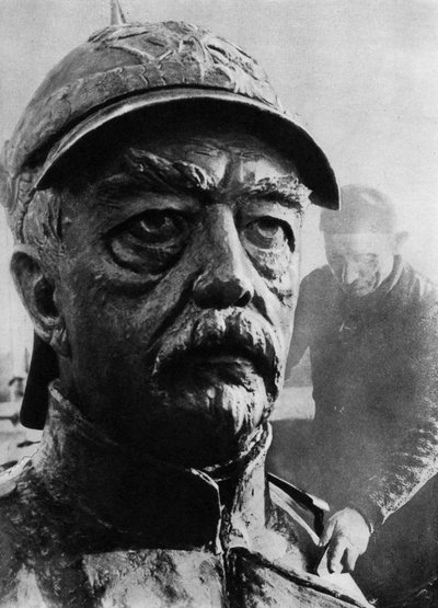Escultura de Otto von Bismarck, estadista prusiano del siglo XIX, 1937 de Wide World Photos