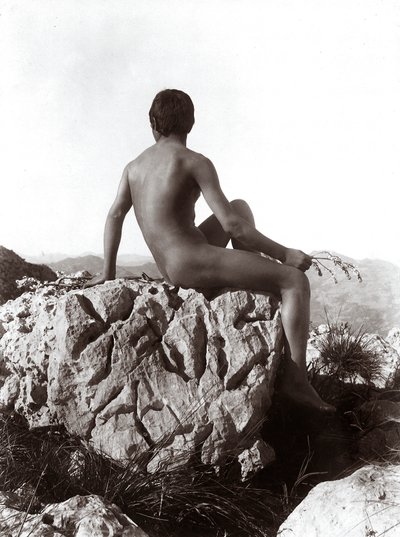 Joven posando sobre una roca de Wilhelm Baron von Gloeden