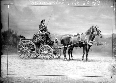 Carlos príncipe de y a Trauttmansdorff-Weinsberg durante la conducción de un autocar de Wilhelm J. Burger