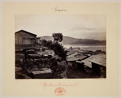 Fusiyama. House y el monte Fuji al fondo. de Wilhelm J. Burger