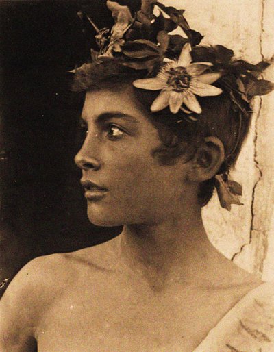 Estudio de un niño siciliano con flores de la pasión en el cabello, Sicilia, c.1899 de Baron Wilhelm von Gloeden