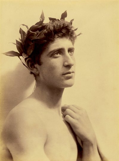 Estudio de un niño con una corona, Sicilia, c.1898 de Baron Wilhelm von Gloeden