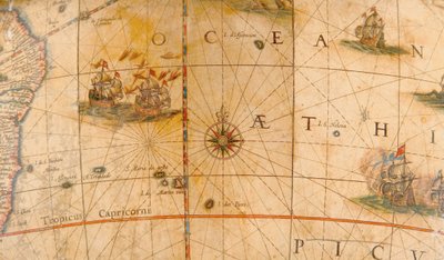 (detalle) de barcos de combate en el Océano Atlántico de un globo terráqueo 1645/48 de Willem Blaeu