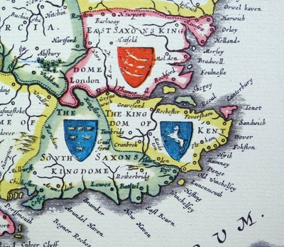 Escudos de Sussex, Kent y Essex de la Heptarquía; nombre colectivo aplicado a los reinos anglosajones del sur, este y centro de Inglaterra durante la antigüedad tardía y la Alta Edad Media. de Willem Blaeu