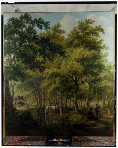 Campesinos con un carro cerca de la orilla de un río en una escena de bosque de Willem Uppink