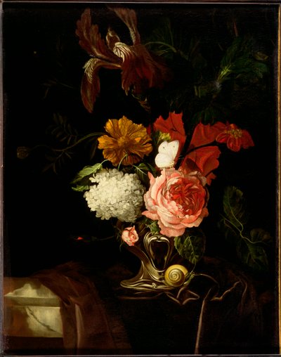 Una Rosa, y Lirio, Lila y otras Flores en un Jarrón de Plata Auricular con un Caracol y una Mariposa en un Ledge Draped de Willem van (attr. to) Aelst