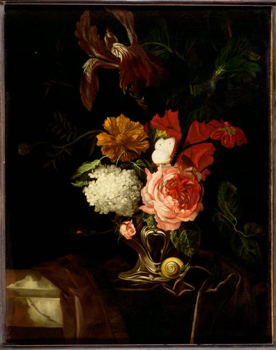 Una rosa, un iris, lila y otras flores en un jarrón de plata auricular con un caracol y una mariposa en un borde con cortina de Willem van Aelst