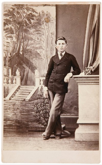 Retrato de estudio de un joven frente a un fondo pintado de escaleras y jardín de William Bentley