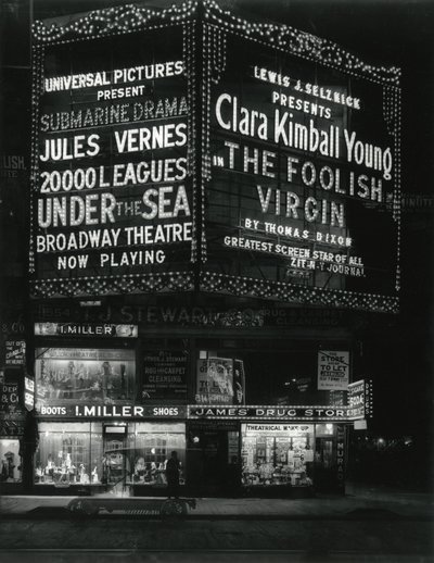 1554 Broadway en la calle 46, I. Miller Shoes; James Drug Store, y grandes marquesinas para películas iluminadas arriba. de William Davis Hassler