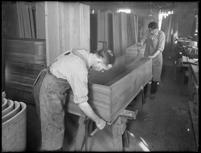 Ajustando los lados y el fondo de la carcasa de un ataúd de madera, Oneida, Nueva York, 3 de abril de 1916 de William Davis Hassler